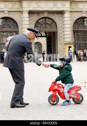 Stockholm, Suède. Apr 30, 2018. Le Roi Carl Gustaf de Suède au Palais Royal de Stockholm, le 30 avril 2018, à l'occasion de le Roi Carl Gustaf's 72e anniversaire Crédit : Albert Nieboer/Pays-Bas/Point de vue de · PAS DE SERVICE DE FIL · Crédit : Albert Nieboer/RoyalPress/dpa/Alamy Live News Banque D'Images