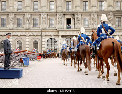 Stockholm, Suède. Apr 30, 2018. Le Roi Carl Gustaf de Suède au Palais Royal de Stockholm, le 30 avril 2018, à l'occasion de le Roi Carl Gustaf's 72e anniversaire Crédit : Albert Nieboer/Pays-Bas/Point de vue de · PAS DE SERVICE DE FIL · Crédit : Albert Nieboer/RoyalPress/dpa/Alamy Live News Banque D'Images