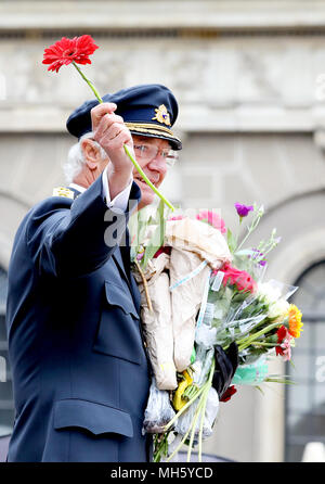 Stockholm, Suède. Apr 30, 2018. Le Roi Carl Gustaf de Suède au Palais Royal de Stockholm, le 30 avril 2018, à l'occasion de le Roi Carl Gustaf's 72e anniversaire Crédit : Albert Nieboer/Pays-Bas/Point de vue de · PAS DE SERVICE DE FIL · Crédit : Albert Nieboer/RoyalPress/dpa/Alamy Live News Banque D'Images