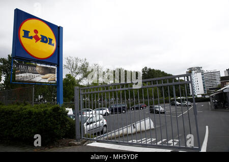 Bruxelles, Belgique. Le 30 avril 2018. Le logo d'une chaîne de supermarchés discount mondial allemand Lidl est vu sur un magasin. Plusieurs travailleurs de l'escompteur allemande Lidl en Belgique sont en grève pour protester contre le niveau élevé de la pression de travail. Alexandros Michailidis/Alamy Live News Banque D'Images