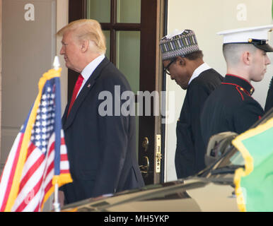 Le Président des Etats-Unis, Donald J. Trump se félicite que le Président Muhammadu Buhari du Nigéria à la Maison Blanche à Washington, DC le lundi 30 avril 2018. Credit : Ron Sachs/CNP /MediaPunch Banque D'Images