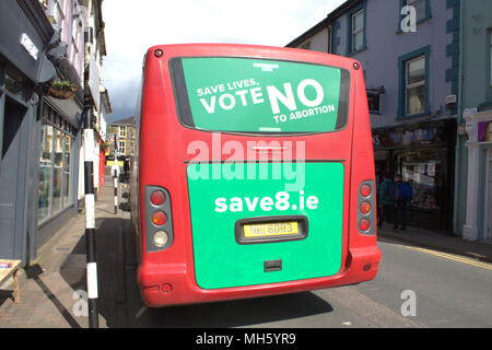 Bandon, West Cork, Irlande. 30 avril, 2018. Les militants pro-vie en force aujourd'hui, distribution de tracts et d'obtenir leur voix partout sur Bandon high street. Il y avait de petits groupes éparpillés dans des endroits stratégiques autour de la ville, ainsi que des affiches sur les véhicules roulant vers le haut et vers le bas la route. Credit : aphperspective/Alamy Live News Banque D'Images