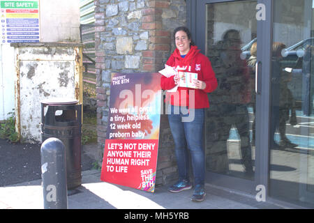 Bandon, West Cork, Irlande. 30 avril, 2018. Les militants pro-vie en force aujourd'hui, distribution de tracts et d'obtenir leur voix partout sur Bandon high street. Il y avait de petits groupes éparpillés dans des endroits stratégiques autour de la ville, ainsi que des affiches sur les véhicules roulant vers le haut et vers le bas la route. Credit : aphperspective/Alamy Live News Banque D'Images