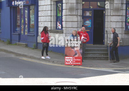 Bandon, West Cork, Irlande. 30 avril, 2018. Les militants pro-vie en force aujourd'hui, distribution de tracts et d'obtenir leur voix partout sur Bandon high street. Il y avait de petits groupes éparpillés dans des endroits stratégiques autour de la ville, ainsi que des affiches sur les véhicules roulant vers le haut et vers le bas la route. Credit : aphperspective/Alamy Live News Banque D'Images