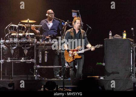 Milwaukee, Wisconsin, États-Unis. Apr 29, 2018. EVERETT BRADLEY et JOHN SHANKS effectuer avec Bon Jovi au cours de la cette maison n'est pas à vendre au Bradley Center de Milwaukee, Wisconsin Crédit : Daniel DeSlover/ZUMA/Alamy Fil Live News Banque D'Images