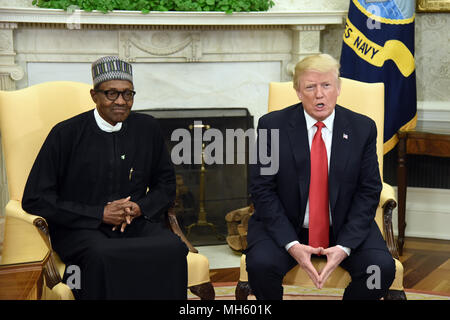 Washington, District de Columbia, Etats-Unis. Apr 30, 2018. Le Président des Etats-Unis, Donald Trump rencontre le président Muhammadu Buhari du Nigéria dans le bureau ovale de la Maison Blanche à Washington, DC. Crédit : Olivier Douliery/CNP/ZUMA/Alamy Fil Live News Banque D'Images