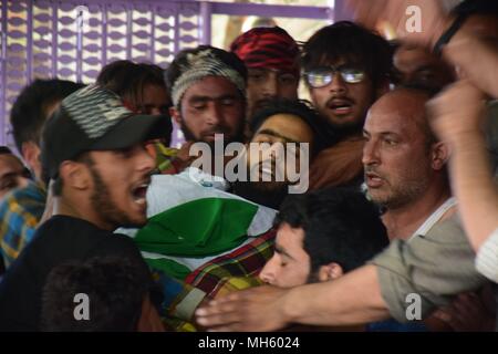 Arihal Village, au Cachemire. 30 avril, 2018. (NOTE DU RÉDACTEUR : Image représente la mort.) Funérailles de Shahid Ahmed à sa résidence Arihal village du district de Pulwama du Cachemire le lundi. Shahid Ahmed, un civil qui était tué près du site dans Drubgam gunbattle Village de Pulwama. Des milliers de peuples autochtones, hommes, femmes, enfants ont assisté aux funérailles de Shahid Ahmed le mercredi dans Arihal Village quelques 50 kms de Srinagar, capitale d'été du Cachemire indien. Deux Credit : SOPA/Alamy Images Limited Live News Banque D'Images