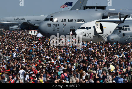 28 avril 2018, l'Allemagne, Schönefeld : des milliers de visiteurs à pied sur le domaine de l'ILA Berlin Air Show et regardez les avions. Environ 200 avions sont présentés au cours de l'AID 2018. Les organisateurs attendent environ 150 000 visiteurs. Photo : Ralf Hirschberger/dpa Banque D'Images