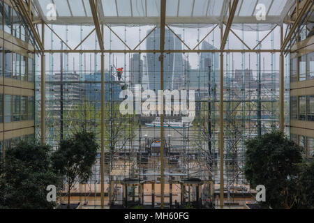 Londres, Royaume-Uni. 30 avril, 2018. Brave scaffolders lutte avec les grands vents et la fin d'avril la pluie et le froid au centre de cotons sur la rive sud de la Tamise dans le centre de Londres. Scaffolders clippé sur l'immeuble pour protéger contre les chutes de hauteur sur un grand échafaudage, au centre de Londres. Crédit : Steve Hawkins Photography/Alamy Live News Banque D'Images