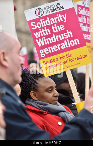 La place du parlement, Londres, Royaume-Uni. 30 avril 2018. 'La Justice pour Windrush - Scrap May's acte raciste." des manifestants à la place du Parlement lors du débat d'urgence sur la Windrush pétition. Crédit : Matthieu Chattle/Alamy Live News Banque D'Images