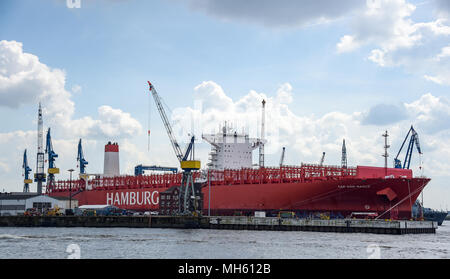 27 avril 2018, l'Allemagne, Hambourg : les nuages se déplacent au-dessus du porte-conteneurs 'Cap San Marco" de la compagnie maritime Hamburg Sud à le port de Hambourg. Photo : Axel Heimken/dpa Banque D'Images