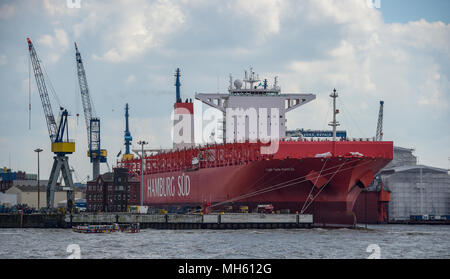 27 avril 2018, l'Allemagne, Hambourg : les nuages se déplacent au-dessus du porte-conteneurs 'Cap San Marco" de la compagnie maritime Hamburg Sud à le port de Hambourg. Photo : Axel Heimken/dpa Banque D'Images