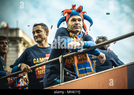 Barcelone, Espagne. 30 avril, 2018 : FC Barcelone entraîneur ERNESTO VALVERDE et le milieu de terrain du FC Barcelone au départ A. INIESTA lors de la FC Barcelone, le bus à toit ouvert revue de la victoire après avoir remporté le LaLiga avec leur huitième dans l'histoire du club double crédit : Matthias Rickenbach/Alamy Live News Banque D'Images