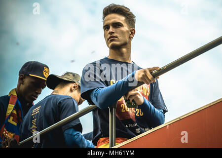 Barcelone, Espagne. Avril 30, 2018 Le milieu de terrain du FC Barcelone : DENIS SUAREZ pendant le FC Barcelone, le bus à toit ouvert revue de la victoire après avoir remporté le LaLiga avec leur huitième dans l'histoire du club double crédit : Matthias Rickenbach/Alamy Live News Banque D'Images