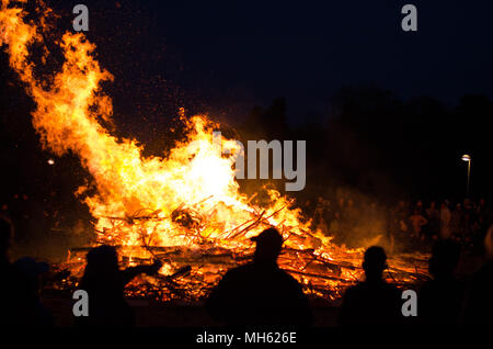 Stockholm, Suède - 30 avril 2018. Les gens célébrer nuit de Walpurgis, l'arrivée du printemps avec un feu dans la banlieue nord de Stockholm, Scandic Infra City. Credit : Jari Juntunen/Alamy Live News Banque D'Images