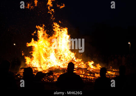 Stockholm, Suède - 30 avril 2018. Les gens célébrer nuit de Walpurgis, l'arrivée du printemps avec un feu dans la banlieue nord de Stockholm, Scandic Infra City. Credit : Jari Juntunen/Alamy Live News Banque D'Images