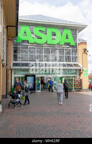 Westbrook, Warrington, Cheshire, Royaume-Uni. 30 avril 2018. Supermarché ASDA de Westbrook, Warrington, Cheshire, Angleterre, Royaume-Uni le 30 avril 2018 après la fusion entre Sainsbury et Asda Crédit : John Hopkins/Alamy Live News Banque D'Images