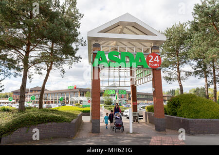 Westbrook, Warrington, Cheshire, Royaume-Uni. 30 avril 2018. Supermarché ASDA de Westbrook, Warrington, Cheshire, Angleterre, Royaume-Uni le 30 avril 2018 après la fusion entre Sainsbury et Asda Crédit : John Hopkins/Alamy Live News Banque D'Images