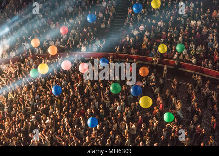 Ballons à un Walk Off The Earth concert au Royal Albert Hall de Londres. Photo date : lundi, Avril 30, 2018. Photo : Roger Garfield/Alamy Live News Banque D'Images