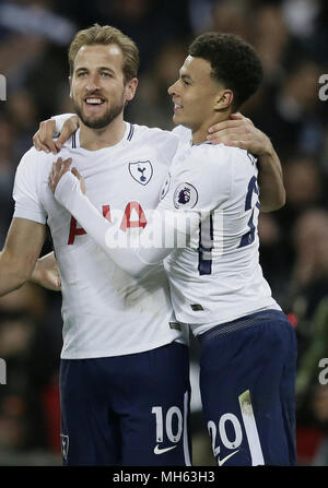 Londres, Grande-Bretagne. Apr 30, 2018. Tottenham Hotspur Harry Kane (L) célèbre après avoir marqué avec coéquipier Alli Dele au cours de la Premier League match de foot entre Tottenham Hotspur et Watford au stade de Wembley à Londres, Grande-Bretagne, le 30 avril 2018. Tottenham Hotspur a gagné 2-0. Crédit : Tim Irlande/Xinhua/Alamy Live News Banque D'Images