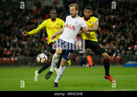 Londres, Grande-Bretagne. Apr 30, 2018. Tottenham Hotspur Harry Kane (C) le dispute à la Watford Abdoulaye Doucouré (L) et Adrian Mariappa au cours de la Premier League match de foot entre Tottenham Hotspur et Watford au stade de Wembley à Londres, Grande-Bretagne, le 30 avril 2018. Tottenham Hotspur a gagné 2-0. Crédit : Tim Irlande/Xinhua/Alamy Live News Banque D'Images