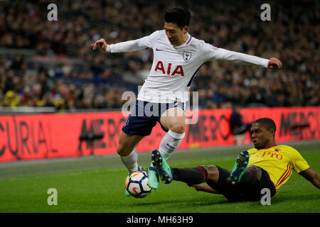 Londres, Grande-Bretagne. Apr 30, 2018. Le Fils de Tottenham Hotspur (L) Heung-Min rivalise avec Watford's Christian Kabasele au cours de la Premier League match de foot entre Tottenham Hotspur et Watford au stade de Wembley à Londres, Grande-Bretagne, le 30 avril 2018. Tottenham Hotspur a gagné 2-0. Crédit : Tim Irlande/Xinhua/Alamy Live News Banque D'Images