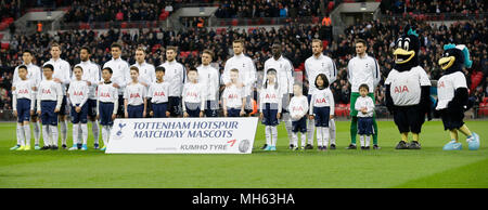 Londres, Grande-Bretagne. Apr 30, 2018. Les joueurs de Tottenham Hotspur posent avec ballkids avant la Premier League match de foot entre Tottenham Hotspur et Watford au stade de Wembley à Londres, Grande-Bretagne, le 30 avril 2018. Tottenham Hotspur a gagné 2-0. Crédit : Tim Irlande/Xinhua/Alamy Live News Banque D'Images