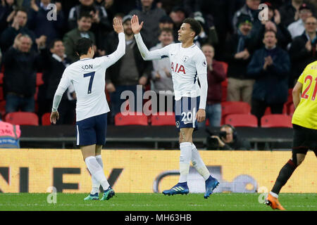 Londres, Grande-Bretagne. Apr 30, 2018. Tottenham Hotspur est Alli Dele (R) célèbre après avoir marqué avec coéquipier fils Heung-Min au cours de la Premier League match de foot entre Tottenham Hotspur et Watford au stade de Wembley à Londres, Grande-Bretagne, le 30 avril 2018. Tottenham Hotspur a gagné 2-0. Crédit : Tim Irlande/Xinhua/Alamy Live News Banque D'Images