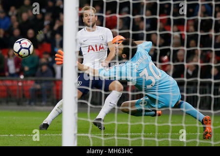 Londres, Grande-Bretagne. Apr 30, 2018. L'Orestis Karnezis Watford (R) tente de sauver du Tottenham Hotspur Harry Kane a tourné au cours de la Premier League match de foot entre Tottenham Hotspur et Watford au stade de Wembley à Londres, Grande-Bretagne, le 30 avril 2018. Tottenham Hotspur a gagné 2-0. Crédit : Tim Irlande/Xinhua/Alamy Live News Banque D'Images