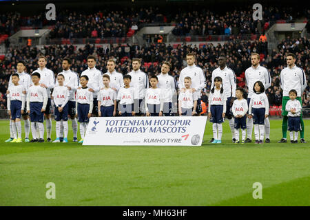 Londres, Grande-Bretagne. Apr 30, 2018. Les joueurs de Tottenham Hotspur posent avec ballkids avant la Premier League match de foot entre Tottenham Hotspur et Watford au stade de Wembley à Londres, Grande-Bretagne, le 30 avril 2018. Tottenham Hotspur a gagné 2-0. Crédit : Tim Irlande/Xinhua/Alamy Live News Banque D'Images