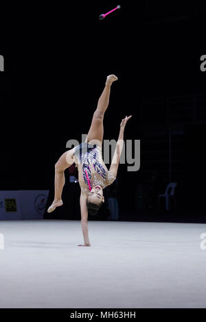 Kuala Lumpur, Malaisie. Apr 30, 2018. Renata Zholdinova du Kazakhstan est en concurrence au cours de l'équipe junior match à 2018 Championnats asiatiques de gymnastique rythmique à Kuala Lumpur, Malaisie, le 30 avril 2018. Credit : Zhu Wei/Xinhua/Alamy Live News Banque D'Images