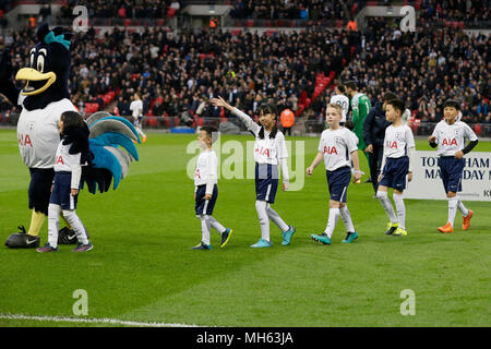 Londres, Grande-Bretagne. Apr 30, 2018. Ballkids quitter le terrain avec une mascotte avant la Premier League match de foot entre Tottenham Hotspur et Watford au stade de Wembley à Londres, Grande-Bretagne, le 30 avril 2018. Tottenham Hotspur a gagné 2-0. Crédit : Tim Irlande/Xinhua/Alamy Live News Banque D'Images