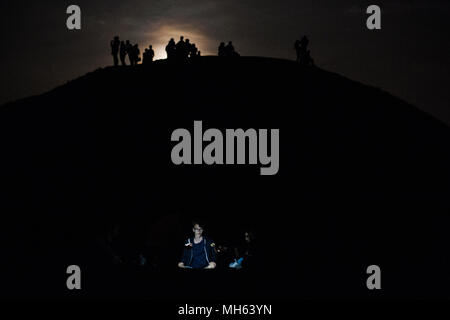 Cracovie, Pologne. Apr 30, 2018. Les gens sont dans le haut de Krakau mound pendant qu'ils attendent pour la lune lieu à Cracovie. Credit : Omar Marques/SOPA Images/ZUMA/Alamy Fil Live News Banque D'Images