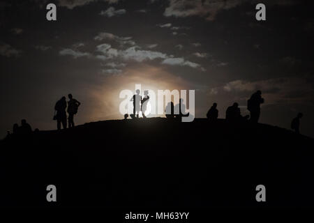 Cracovie, Pologne. Apr 30, 2018. Les gens sont dans le haut de Krakau mound pendant qu'ils attendent pour la lune lieu à Cracovie. Credit : Omar Marques/SOPA Images/ZUMA/Alamy Fil Live News Banque D'Images