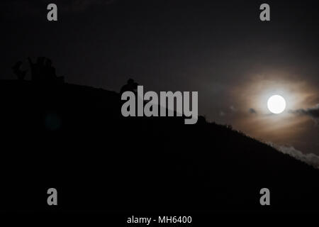 Cracovie, Pologne. Apr 30, 2018. Vu la lune se lever à Krakau mound à Cracovie. Credit : Omar Marques/SOPA Images/ZUMA/Alamy Fil Live News Banque D'Images