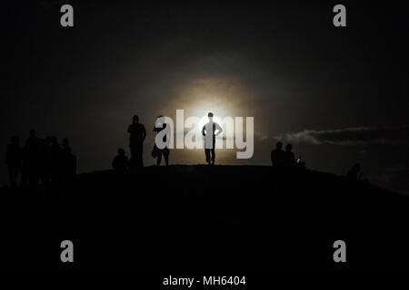 Cracovie, Pologne. Apr 30, 2018. Les gens sont dans le haut de Krakau mound pendant qu'ils attendent pour la lune lieu à Cracovie. Credit : Omar Marques/SOPA Images/ZUMA/Alamy Fil Live News Banque D'Images