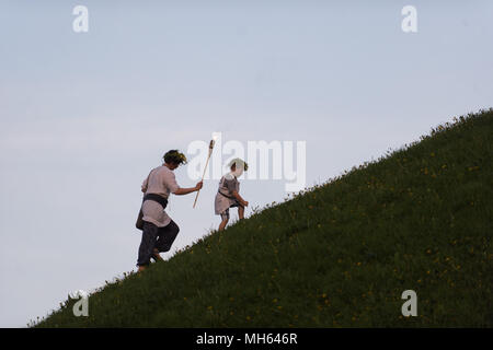 Cracovie, Pologne. Apr 30, 2018. Mère et fils tenir une torche à Krakau Mound au cours de la fête de Beltane Fire in Krakow.La Beltane Fire Festival est un événement annuel d'art participatif qui a eu lieu dans la nuit du 30 avril pour marquer le début de l'été. Credit : Omar Marques/SOPA Images/ZUMA/Alamy Fil Live News Banque D'Images