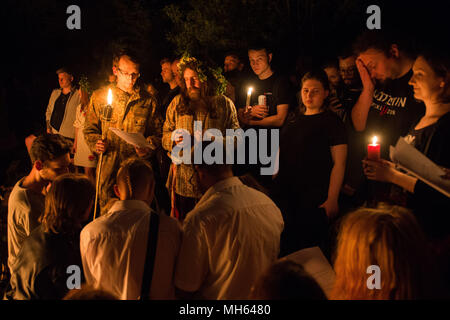 Cracovie, Pologne. Apr 30, 2018. Les participants ont la chance d'autre participant au cours de la fête de Beltane Fire à côté de Krakau Mound dans Krakow.La Beltane Fire Festival est un événement annuel d'art participatif qui a eu lieu dans la nuit du 30 avril pour marquer le début de l'été. Credit : Omar Marques/SOPA Images/ZUMA/Alamy Fil Live News Banque D'Images