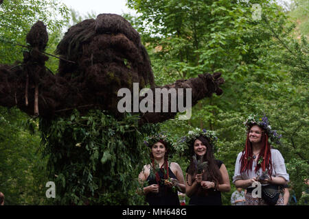 Cracovie, Pologne. Apr 30, 2018. Un participant participe à la fête de Beltane Fire à côté de Krakau Mound dans Krakow.La Beltane Fire Festival est un événement annuel d'art participatif qui a eu lieu dans la nuit du 30 avril pour marquer le début de l'été. Credit : Omar Marques/SOPA Images/ZUMA/Alamy Fil Live News Banque D'Images