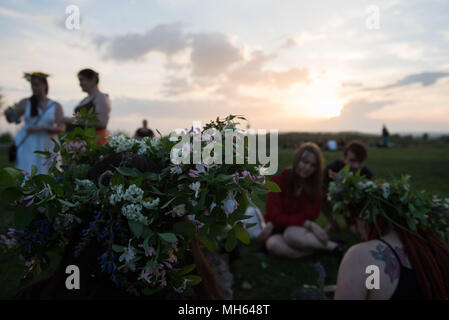 Les participants préparent les corneilles de fleurs au cours de la fête de Beltane Fire à côté de Krakau Mound à Cracovie. La Beltane Fire Festival est un événement annuel d'art participatif qui a eu lieu dans la nuit du 30 avril pour marquer le début de l'été. Banque D'Images