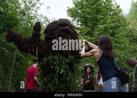 Cracovie, Pologne. Apr 30, 2018. Un participant participe à la fête de Beltane Fire à côté de Krakau Mound dans Krakow.La Beltane Fire Festival est un événement annuel d'art participatif qui a eu lieu dans la nuit du 30 avril pour marquer le début de l'été. Credit : Omar Marques/SOPA Images/ZUMA/Alamy Fil Live News Banque D'Images