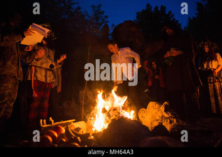 Cracovie, Pologne. Apr 30, 2018. Les participants prient pendant la fête de Beltane Fire à côté de Krakau Mound dans Krakow.La Beltane Fire Festival est un événement annuel d'art participatif qui a eu lieu dans la nuit du 30 avril pour marquer le début de l'été. Credit : Omar Marques/SOPA Images/ZUMA/Alamy Fil Live News Banque D'Images