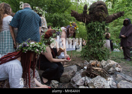 Cracovie, Pologne. Apr 30, 2018. Les participants ont mis l'alimentation avant l'incendie pendant la fête de Beltane Fire à côté de Krakau Mound dans Krakow.La Beltane Fire Festival est un événement annuel d'art participatif qui a eu lieu dans la nuit du 30 avril pour marquer le début de l'été. Credit : Omar Marques/SOPA Images/ZUMA/Alamy Fil Live News Banque D'Images