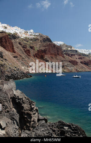 La ville d'Oia perché sur les falaises de Santorin océan bleu ci-dessous Banque D'Images