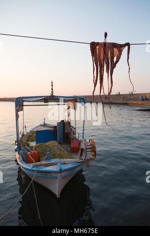 Bateau de pêche grec et le séchage de port de La Canée, Crète, Grèce Banque D'Images