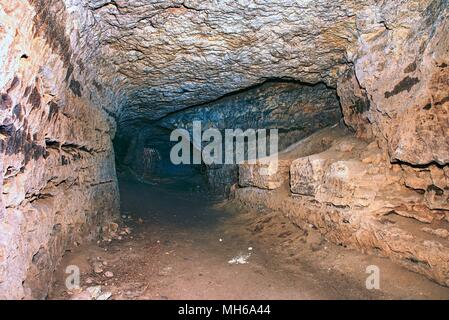 Tunnel souterrain construit en grès tendre rock. Souterrain refuge pour les personnes persécutées. Horrible odeur humide. Banque D'Images