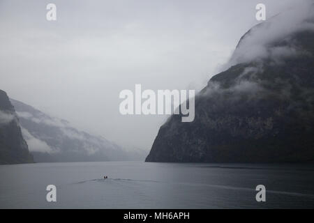 Croisière sur le fjord d'une journée en Norvège Naeroyfjord moody Banque D'Images