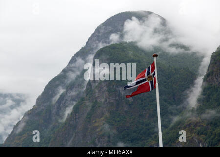 Croisière sur le fjord d'une journée en Norvège Naeroyfjord moody Banque D'Images