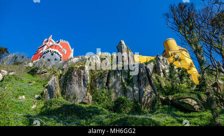 Palace da Pena sur les rochers Vue de dessous. Sintra, Lisbonne. Portugal Banque D'Images