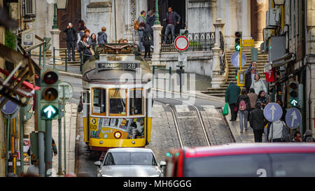 Lisbonne - le 9 avril : le célèbre tramway de la ligne 28 avec les touristes et les voitures le 9 avril 2018 à Lisbonne, Portugal Banque D'Images